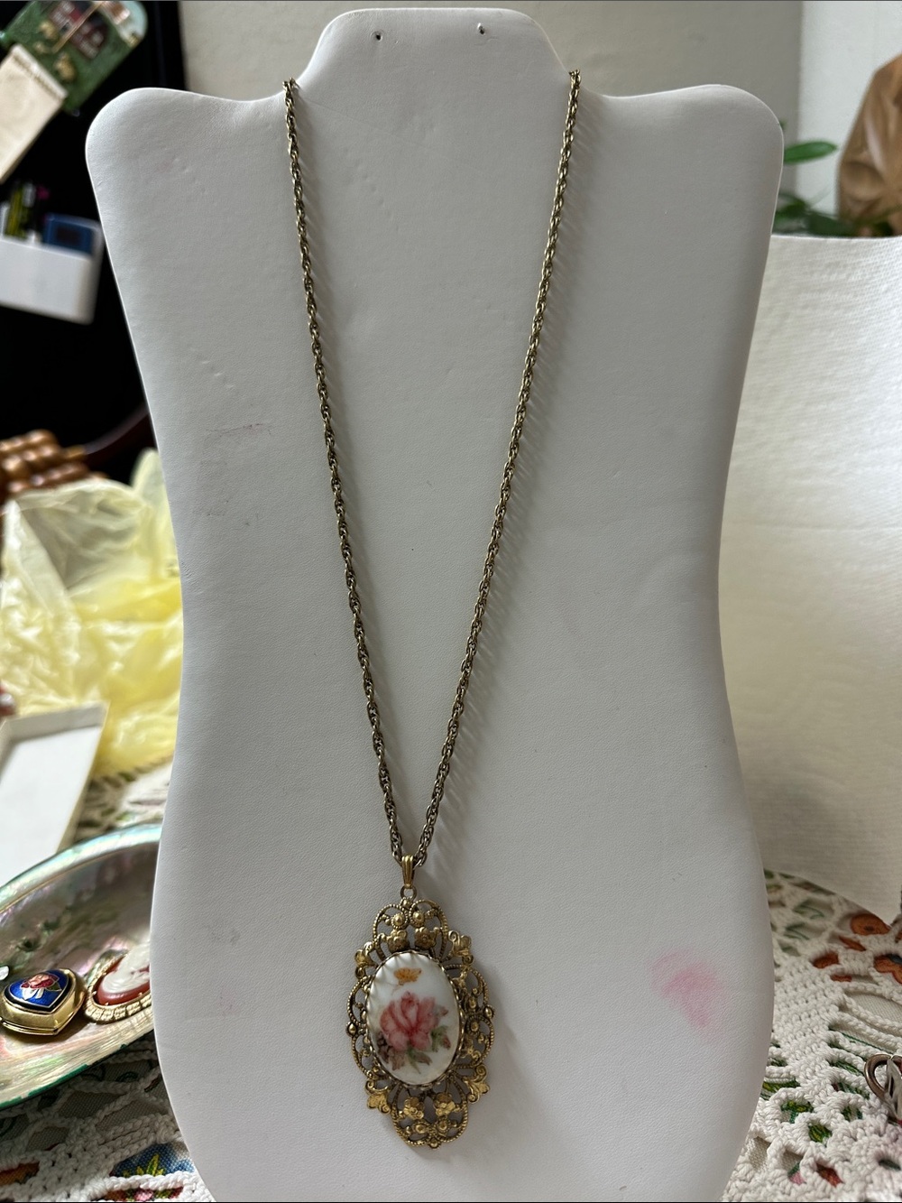 Vintage-Style Gold Floral Porcelain Pendant Necklace - Gold
